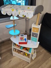 Kaufladen aus Holz (Marktstand