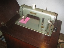 Nähmaschine mit Schrank