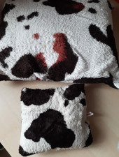 2 KISSEN, DEKOKISSEN,SOFAKISSEN, SCHMUSEKISSEN - HANDARBEIT- KUHFLECKEN