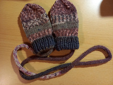 Handschuhe Baby handgestrickt Universa Color rot grau ohne Daumen mit Schnur