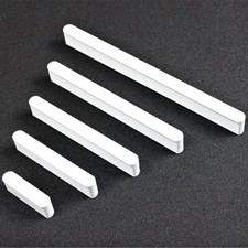 Weiße Schrankgriffe