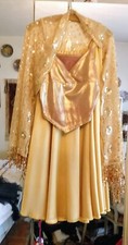 Goldfarbenes orientalisches Tanzkleid