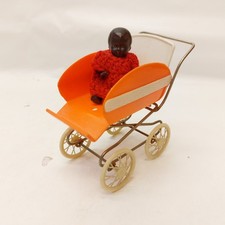 x-94294	Älterer Kunststoff/Metall Puppenstuben Kinderwagen