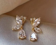 Goldene französisch-inspirierte Schmetterlings-Hängeohrringe mit Strassakzenten