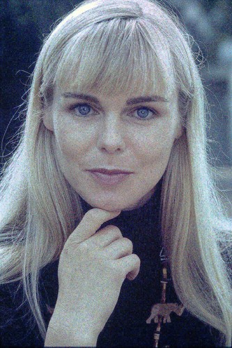 Saskia valencia deutsche - saskia,
