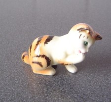 GOEBEL Porzellan Figur KATZE gestreift 4x8cm Höhe 5cm dreifarbige Katze putzend