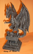 Gothik Drache auf Podest