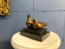 Bronze Skulprur Art déco Taubenpaar auf Marmor sockel Nach  Landon Metz