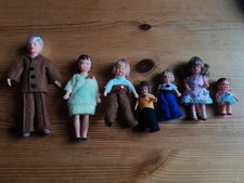 Puppen  Familie 7 Stück. Ari .Gummi Puppenstube Puppenhaus . Biegepuppe. 