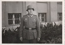 Foto 2 WK Soldat Stahlhelm