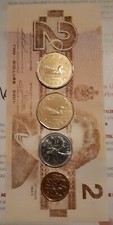 1 CAN. 2 DOLLAR Banknote, 4 Can. Münzen aus dem Umlauf. Gebraucht, gut erhalten.