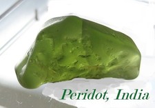 tolle Farbe und 1,5 cm groß ist dieser naturell belassene Peridot-Kristall