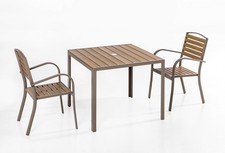 Quadrattischer Gartentisch aus