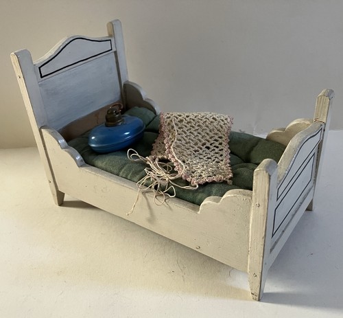 Kleines altes puppenbett - kleines,