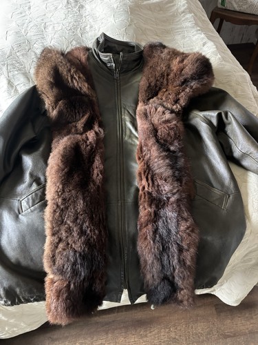 Dunkelgrüner lederparka mit - dunkelgrüner,