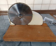 Alte Brotschneidemaschine