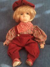 Porzellan Puppe Sammlerpuppe Deko Junge sitzend