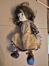 Antike Puppe mit Spieluhr