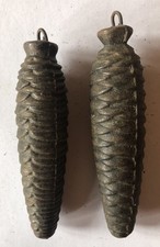 2 alte Uhrengewichte