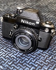 Nikon F2 mit Nikon Lens Series E 50mm & 28mm