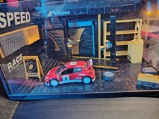 1:24 Diorama Modellauto Garage Werkstatt Kulisse mit Modellauto Peugeot 206 WRC
