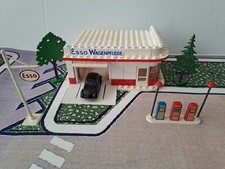 Alte Esso Tankstelle 310, 50er Jahre mit Bäumen und VW Käfer 1:87