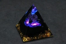 Superschöne Orgonit Pyramide / Chakra Orgon Stein Amethyst Energie violett/gold
