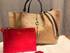 Valentino Garavani “VLogo Escape Tote” Medium – Straw & Leather mit roter Pouch 