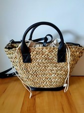 Kleine Korbtasche mit zwei Griffen aus Naturfaser von Mango 