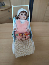 Porzellanpuppe mit Plasty Sportkarre