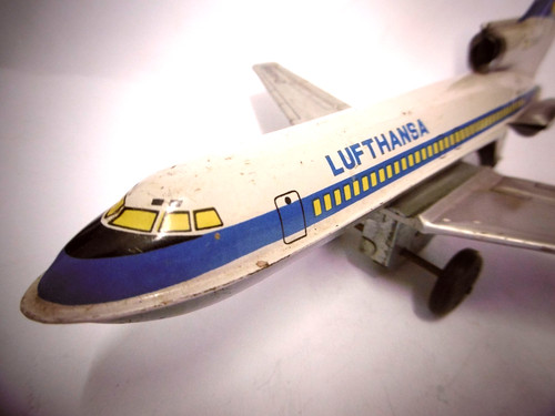 Altes blechflugzeug lufthansa - blechflugzeug,