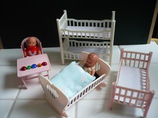 sehr altes Puppen Baby-  Bett - Wiege - Stuhl aus Kunststoff, zwei Püppchen