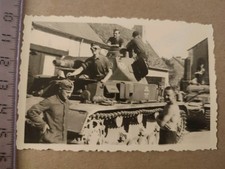Deutscher Kampfpanzer/Rast bei Ortsdurchfahrt/Foto/2.WK