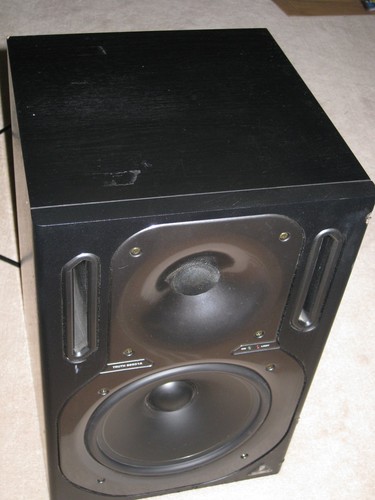 Behringer studio monitor - studio,