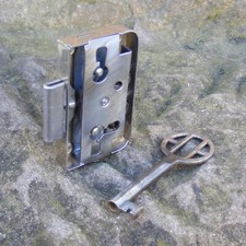 altes Aufsatzschloss Dornmaß 15mm Schrankschloss 34,5x59x9mm Möbelschloss rechts