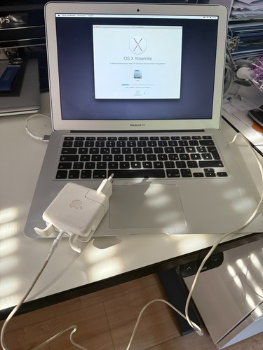 Apple macbook air early - 13",