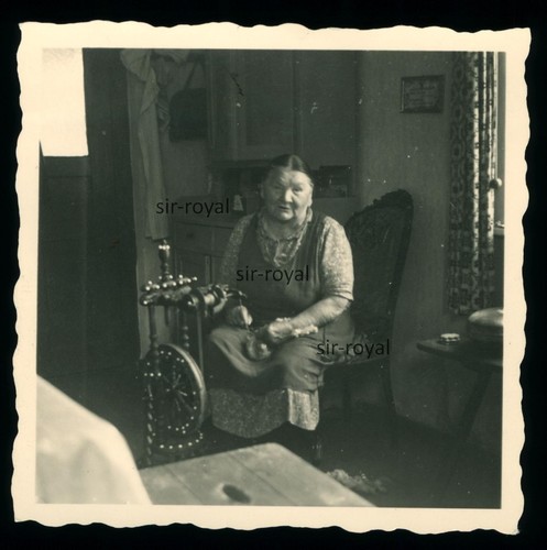 Alte frau spinnrad foto - frau,