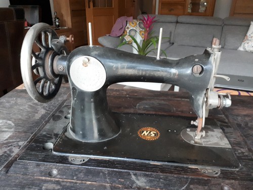 Alte nähmaschine mit tisch - mit,