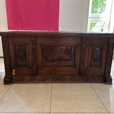 Truhe mit lokalen Schnitzarbeiten die Harzer Motive abbilden