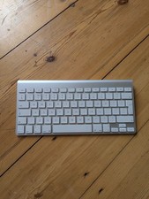 Apple Wireless Keyboard, deutsches Tastaturlayout, Model A1314, Alu-silber/weiß