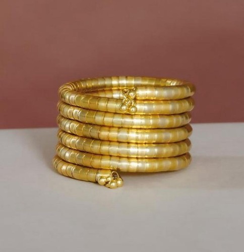 Goldfarbenes stapelbares