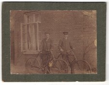 Fotografie zwei Herren mit Tempo Fahrrad vor dem Wohnhaus 