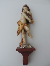 PUTTO MIT BIENENKORB WANDFIGUR