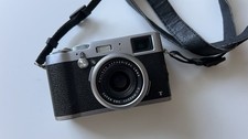 Fujifilm X100T silber/schwarz Kamera  (16,3 MP, 23 mm f/2) – guter Zustand