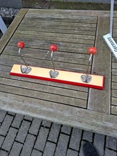 Garderobehaken Kleiderhaken  Holz Haken Metall rot   DDR