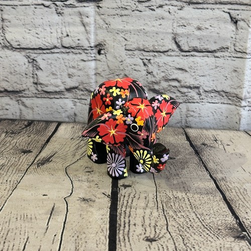 Schwarzer elefant aus holz - schwarzer,