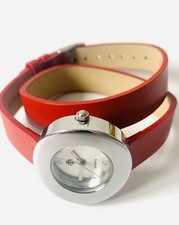 Damen Uhr Wickelarmband Rot Quarz Uhr schönes Design Uhrengehäuse geschwungen