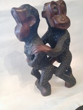 Handgeschnitzte Figuren mit