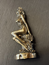 Sitzende Frau aus Messing |