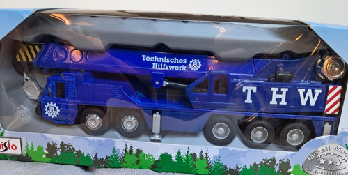 Truck mit teleskopkran thw - truck,